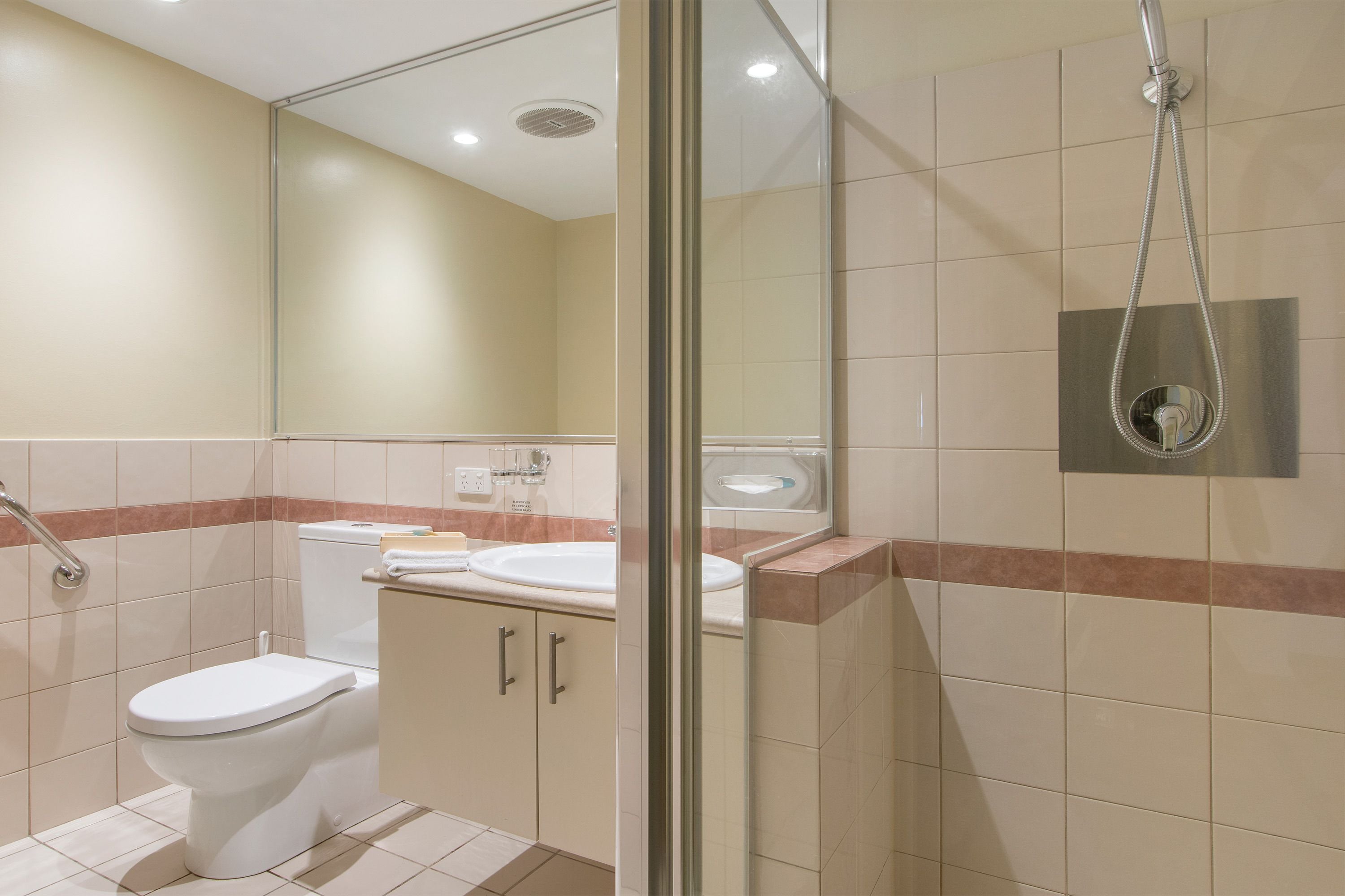 Un bagno con WC, lavandino e doccia.