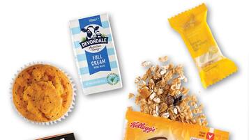 Een muffin, een pak Devondale volle melk, een pak citroen yoghurt, een pak Just Juice sinaasappelsap en een pak Just Right ontbijtgranen.