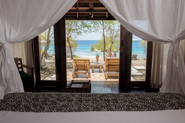 Ropa de cama de alta calidad, camas con pillow-top y minibar