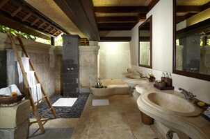 Villa, piscina privada (Sungu Villa) | Baño | Artículos de higiene personal gratuitos, secador de pelo y toallas