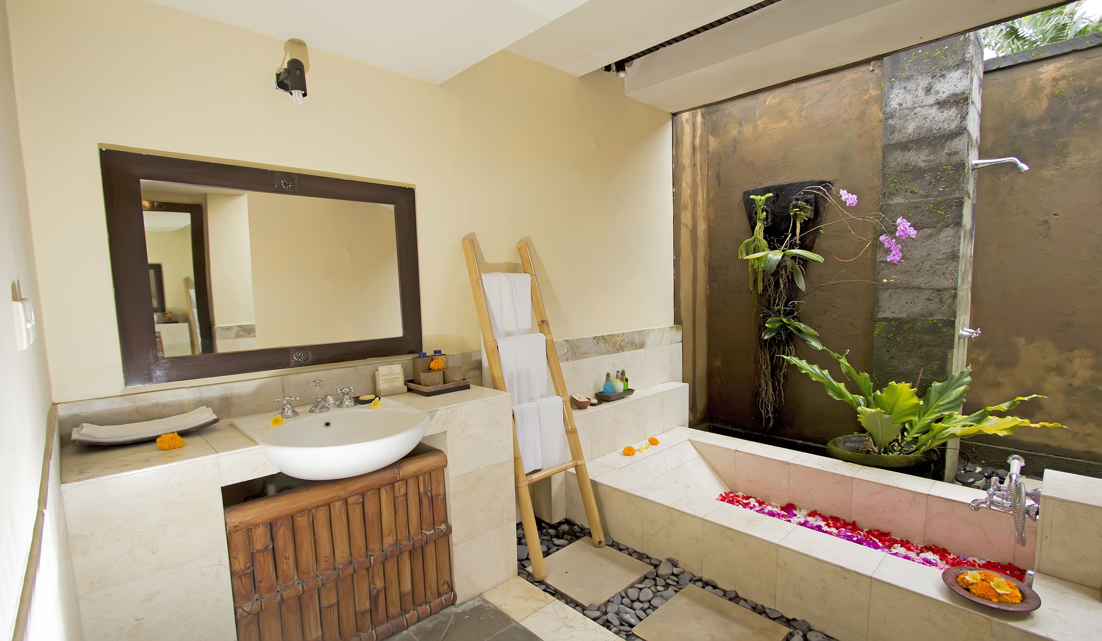 deluxe sungu | bathroom | free toiletries, hair dryer, towels