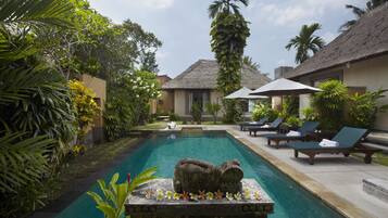 4 indoor pools, 2 outdoor pools, pool loungers