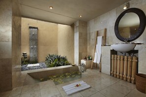 Habitación superior (Sungu) | Baño | Amenidades de baño gratuitas, secadora de cabello, toallas 