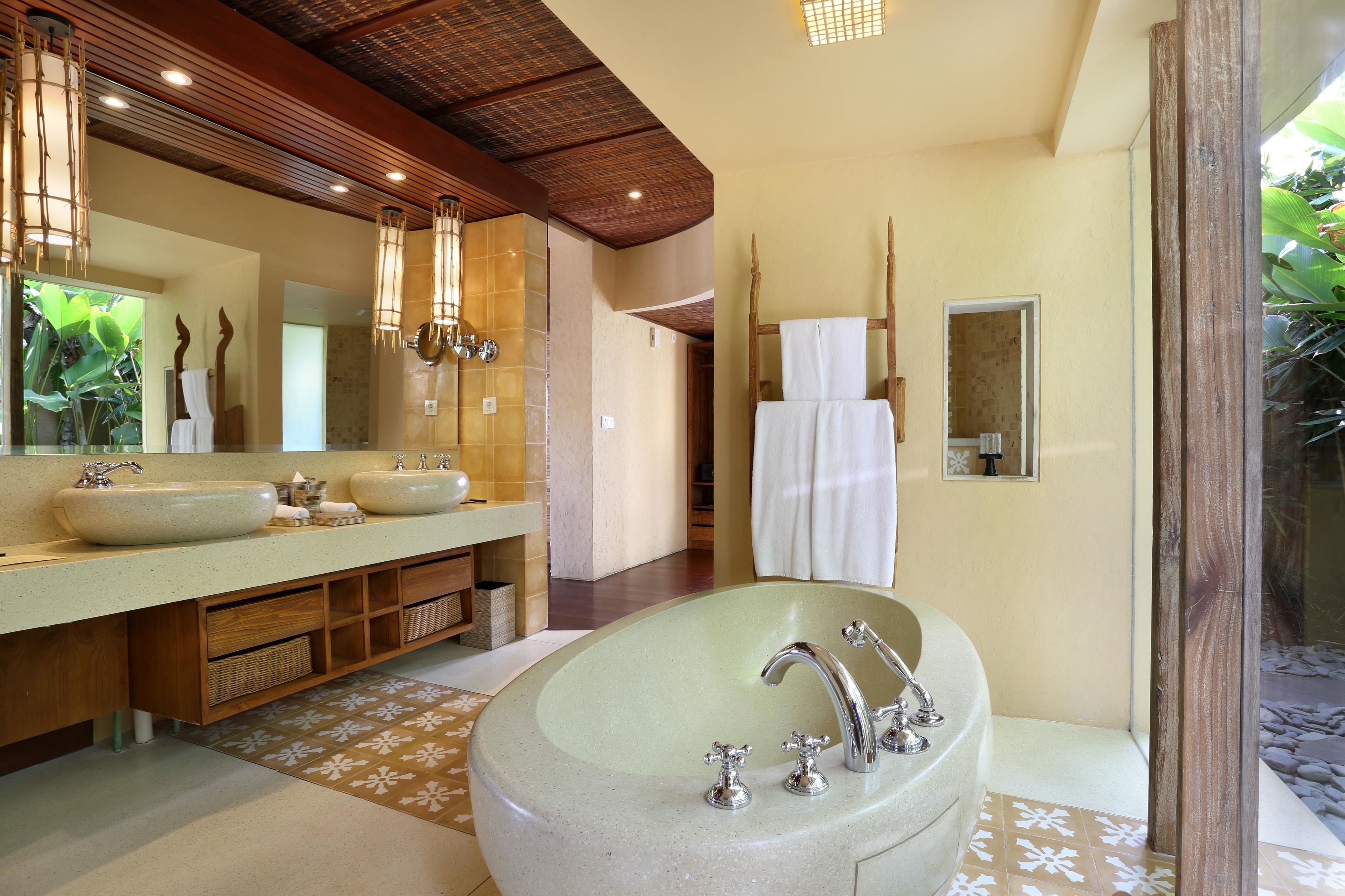 separate bathtub and shower, rainfall showerhead, free toiletries