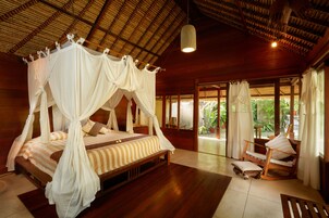 Minibar, caja de seguridad en la habitación y escritorio 