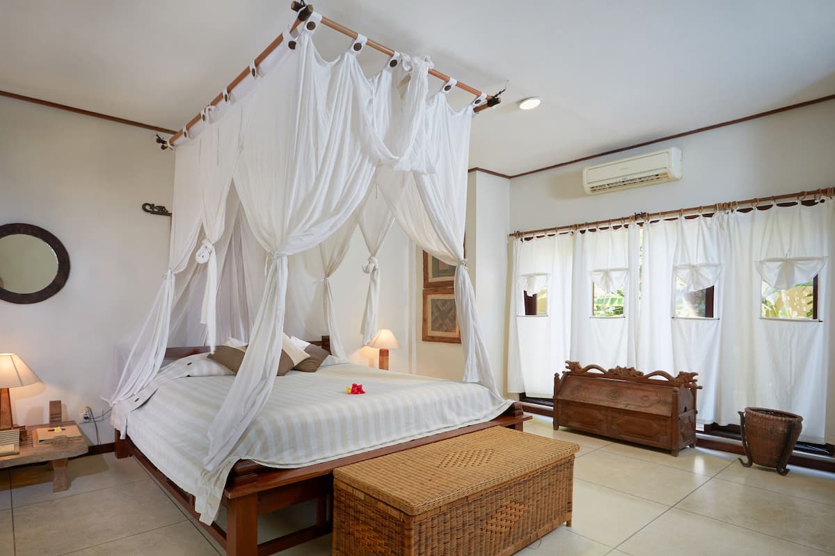 Minibar, in-room safe, desk, laptop workspace