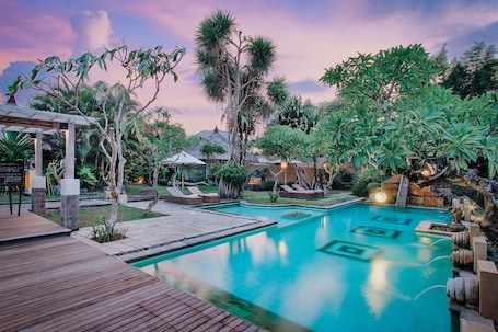 Outdoor pool, pool umbrellas, sun loungers