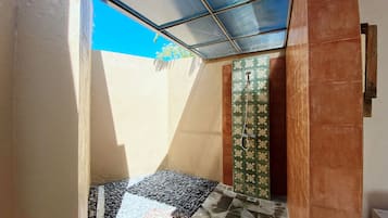 Villa ejecutiva, 2 habitaciones, vista a la alberca | Regadera en el baño