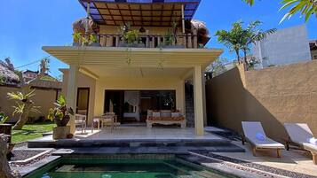 Vista frontal de la propiedad