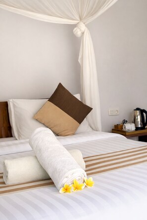 Visakha Pool Villa | Minibar, in-room safe, desk, laptop workspace - Visakha Sanur by Puri Signatures (Denpasar)