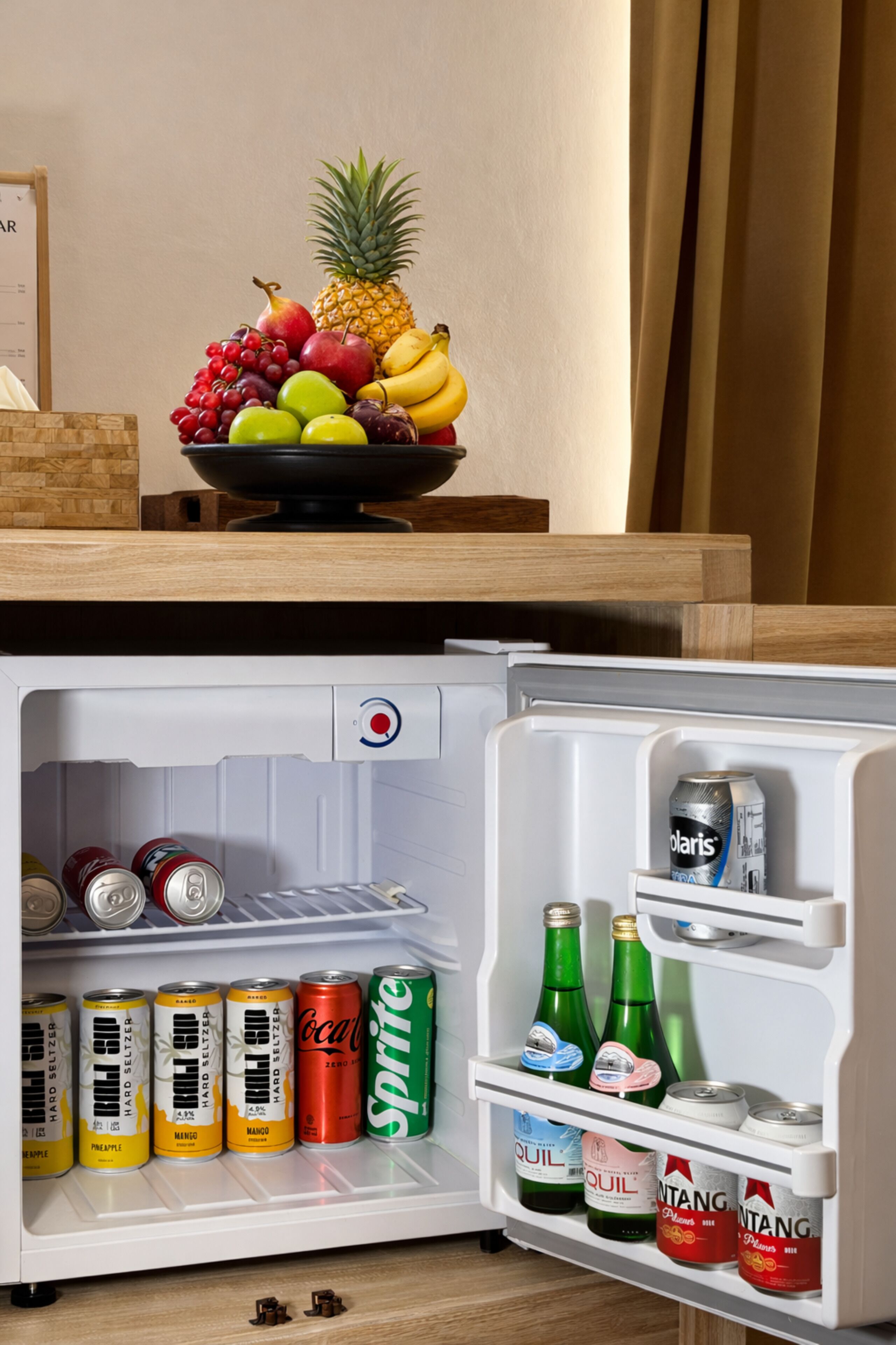Un refrigerador lleno de bebidas y frutas.