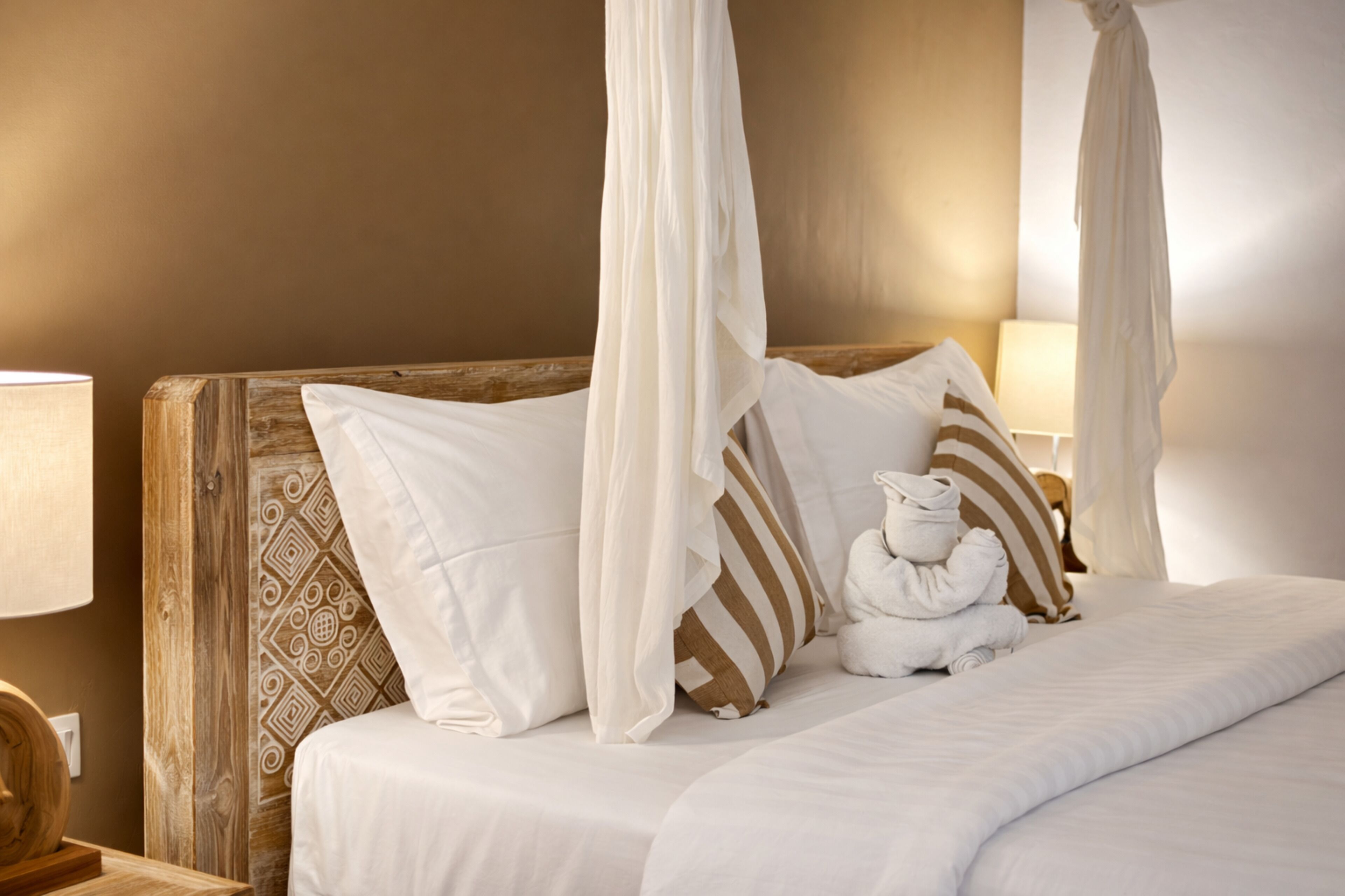 迷你吧、客房内保险箱、办公桌、笔记本电脑工作区