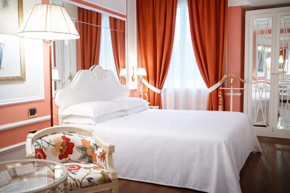 Suite Junior (Jacuzzi) | Seprai antialergi, minibar, brankas, dan meja kerja
