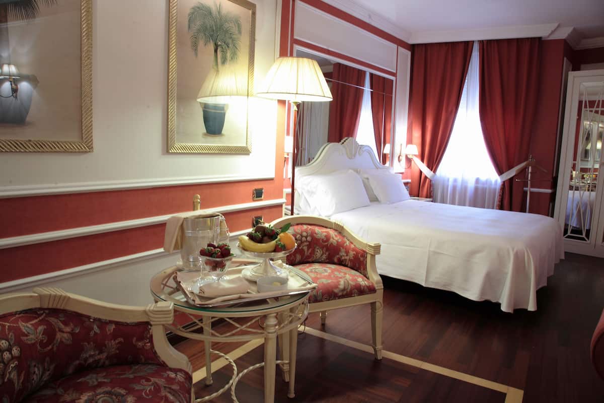 Junior Suite (Jacuzzi) | 1 bedroom, hypo-allergenic bedding, minibar, in-room safe