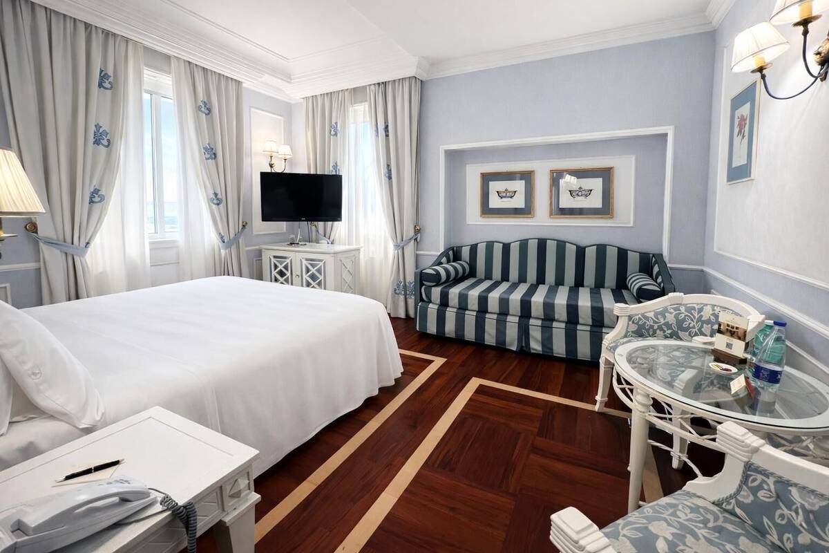 Kamar Triple | Seprai antialergi, minibar, brankas, dan meja kerja