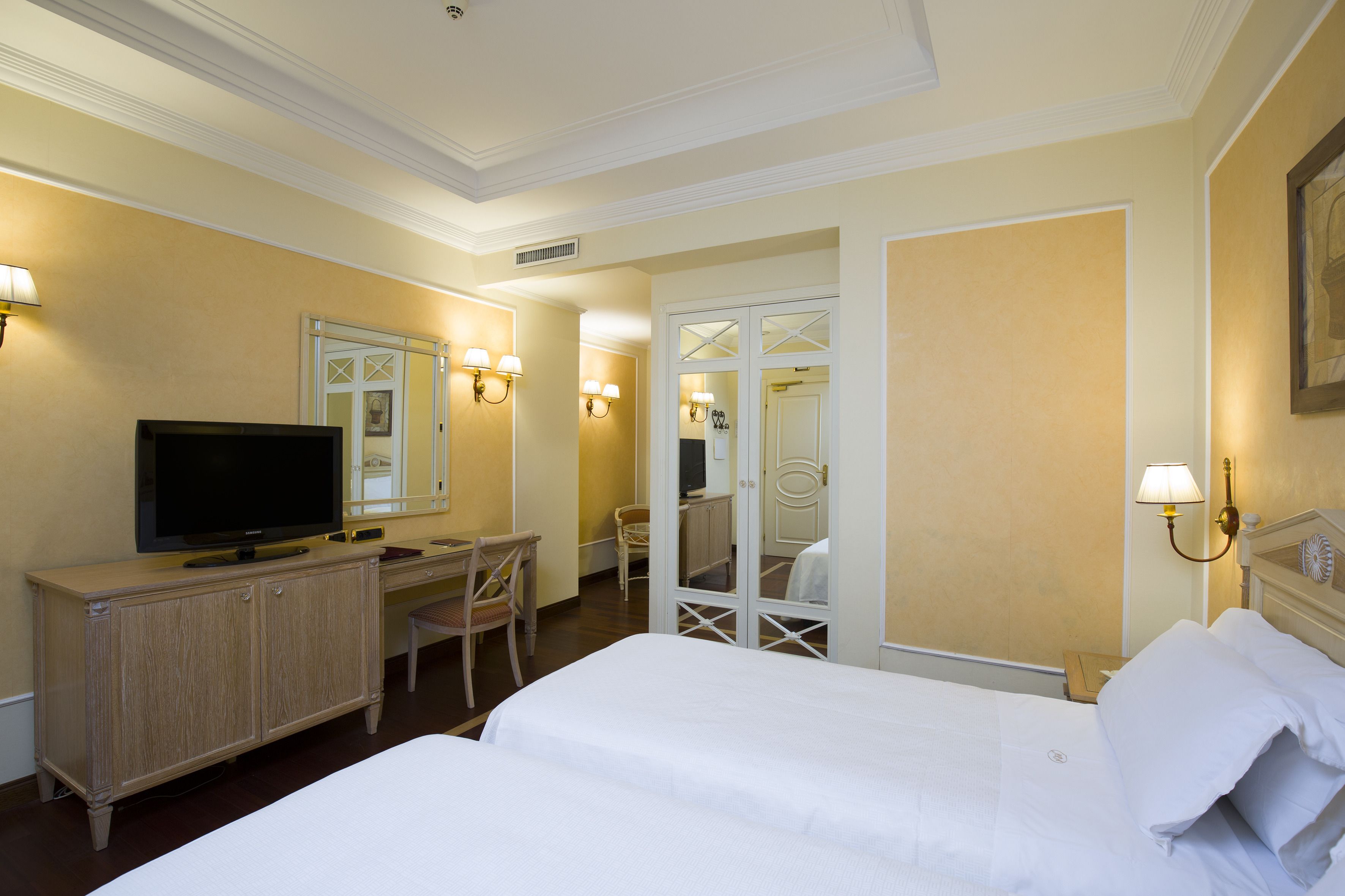 superior double room | hypo-allergenic bedding, minibar, in-room safe, desk