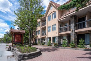 Front of property - Red Carpet Inn (Banff)