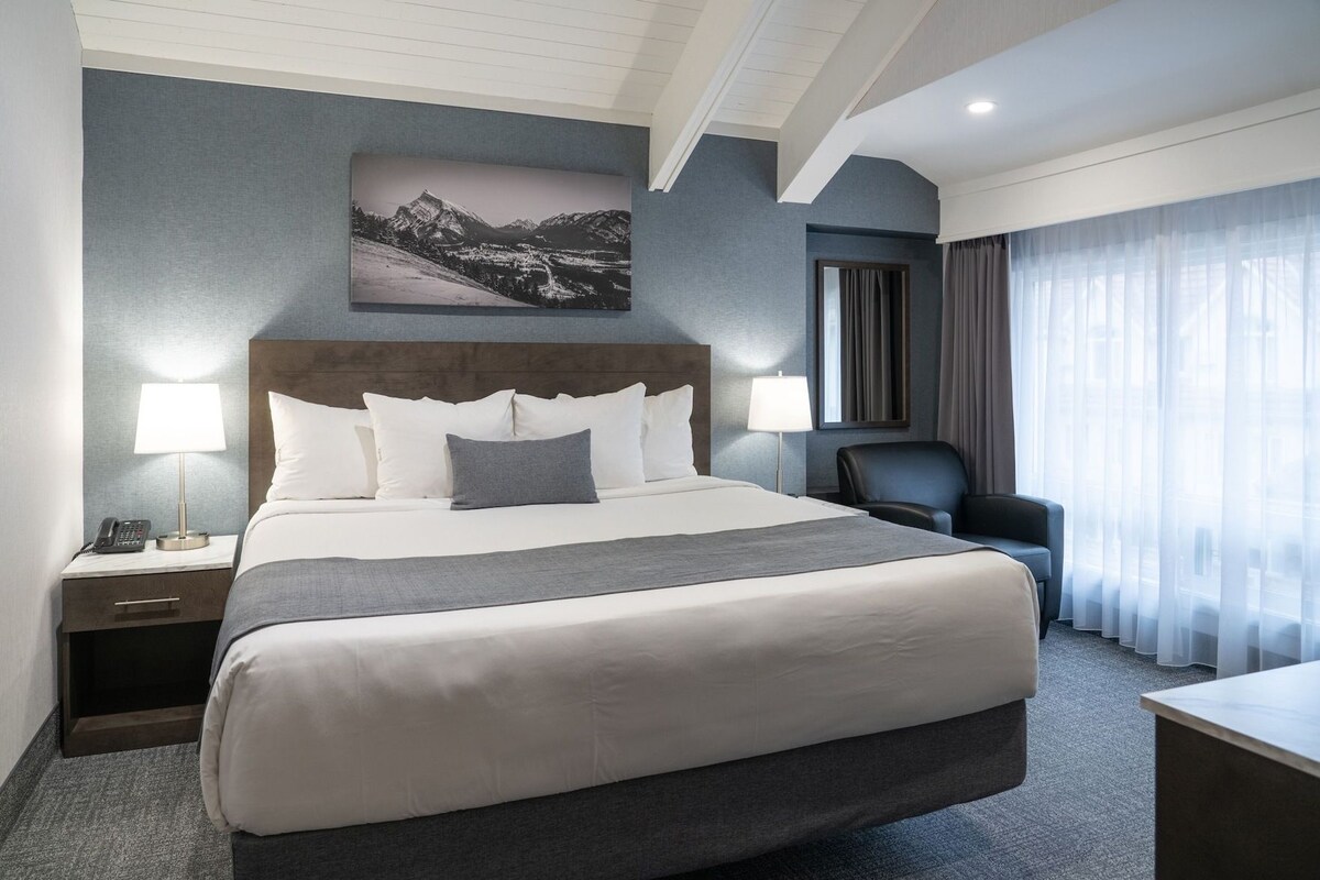 Hypo-allergenic bedding available, WiFi (free), bed sheets