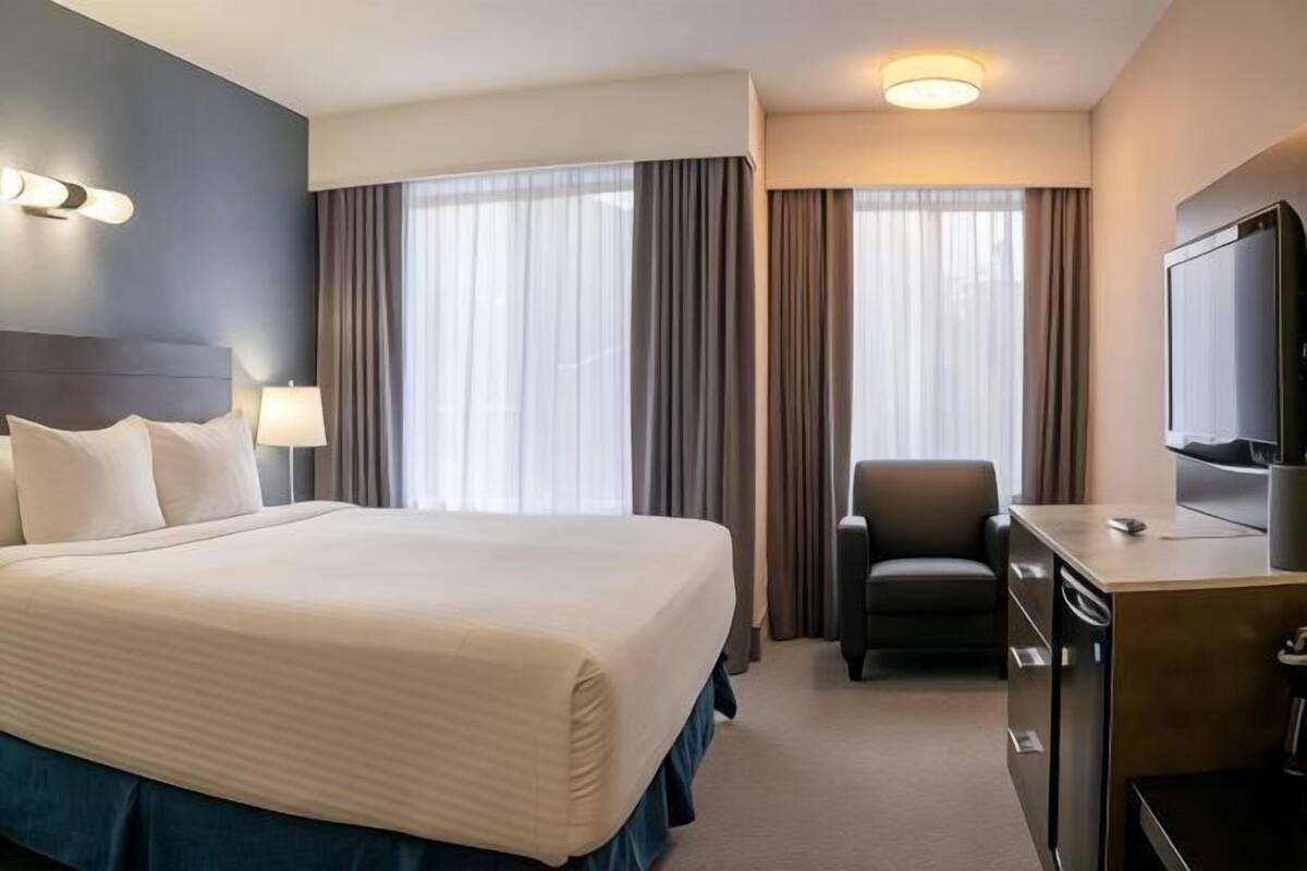 Hypo-allergenic bedding, free WiFi, bed sheets