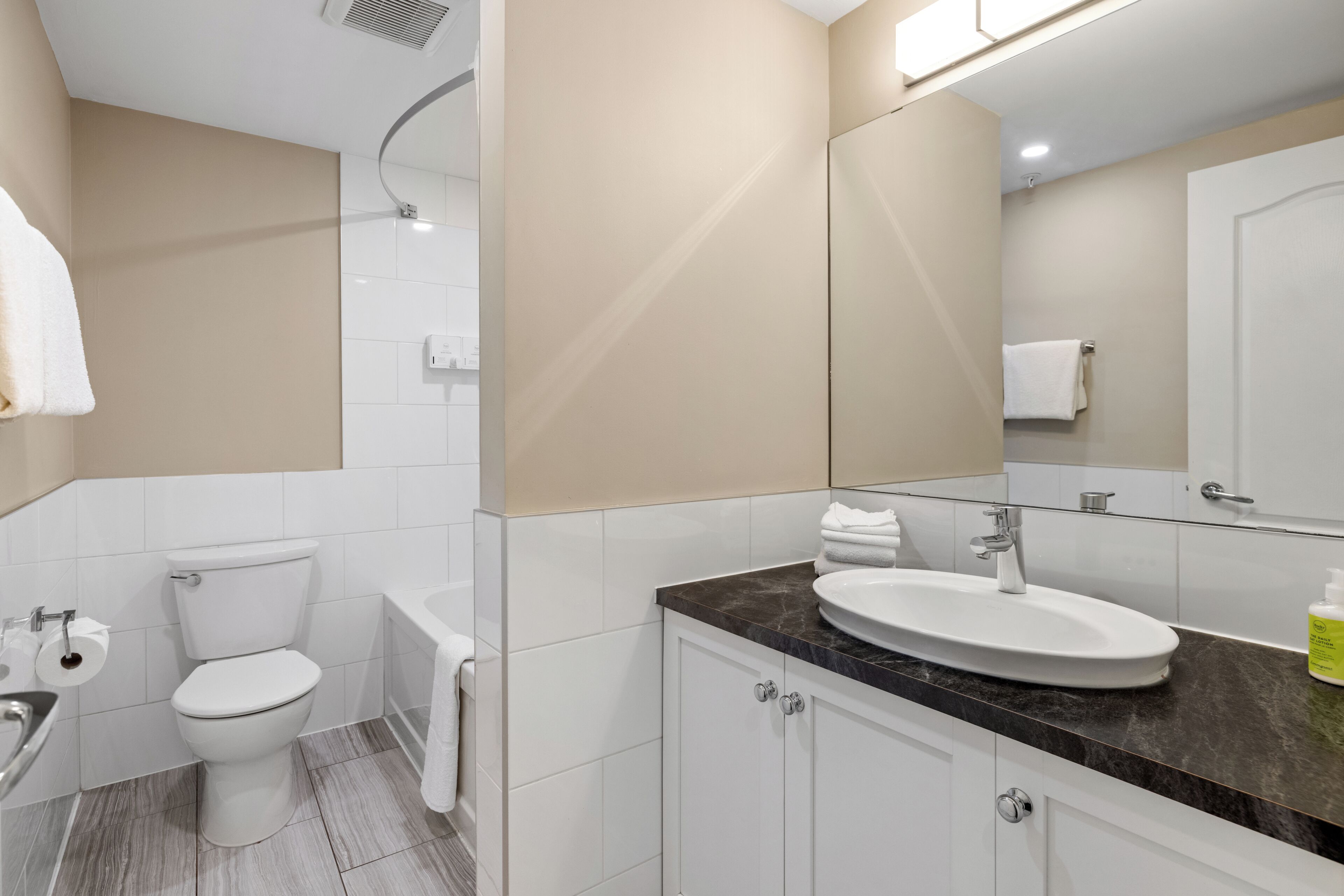 Superior Room, 1 King Bed | Bathroom