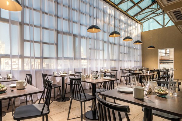 Desayuno buffet (USD 12.1 por persona) 