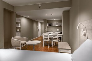 Superior tweepersoonskamer | Pillowtop-bedden, een bureau, verduisterende gordijnen, gratis wifi