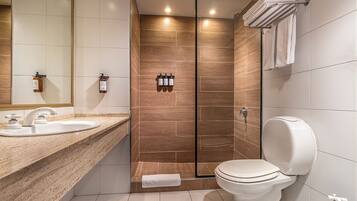 Shower, rainfall showerhead, free toiletries, hair dryer