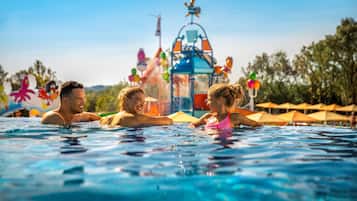 Innenpool, Außenpool (je nach Saison geöffnet), Sonnenschirme