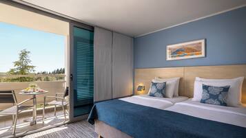 Superior Room for 2- Hotel | Minibar, caja de seguridad en la habitación y escritorio