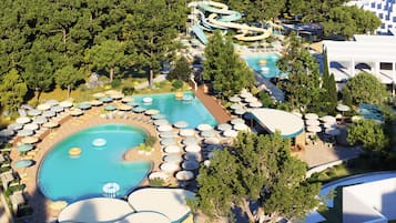 Innenpool, AuĂenpool (je nach Saison geöffnet), Sonnenschirme