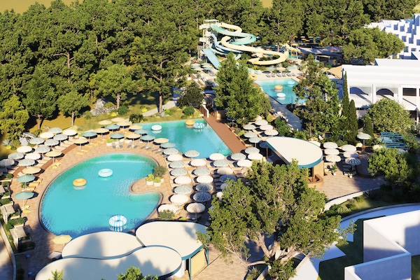 Una piscina techada, una piscina al aire libre de temporada, sombrillas