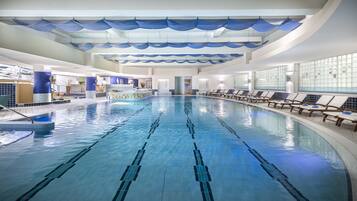 Kolam renang indoor dan kolam renang outdoor, dengan payung kolam renang