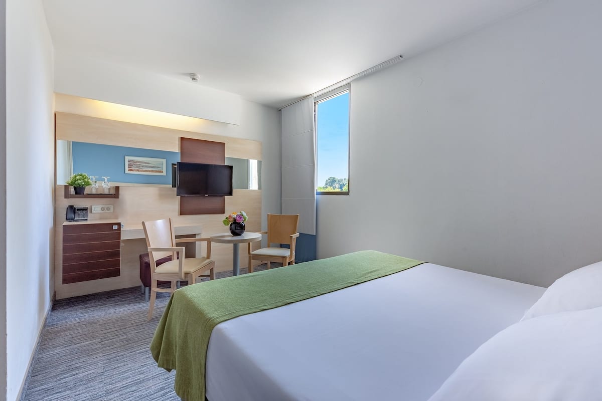 Room for 2 - Hotel | Minibar, caja de seguridad en la habitación y escritorio
