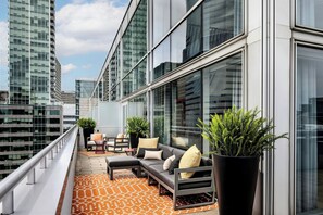 Premium bedding, minibar, in-room safe, desk - W Montreal (Montreal)