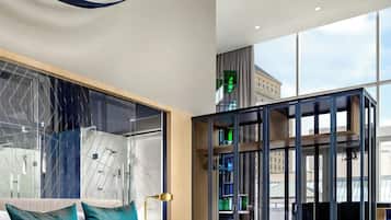 Suite, 1 Tempat Tidur King, balkon | Seprai premium, minibar, brankas, dan meja kerja