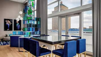 Suite, 1 cama King size | Sala de estar | Televisión LCD y películas con cargo