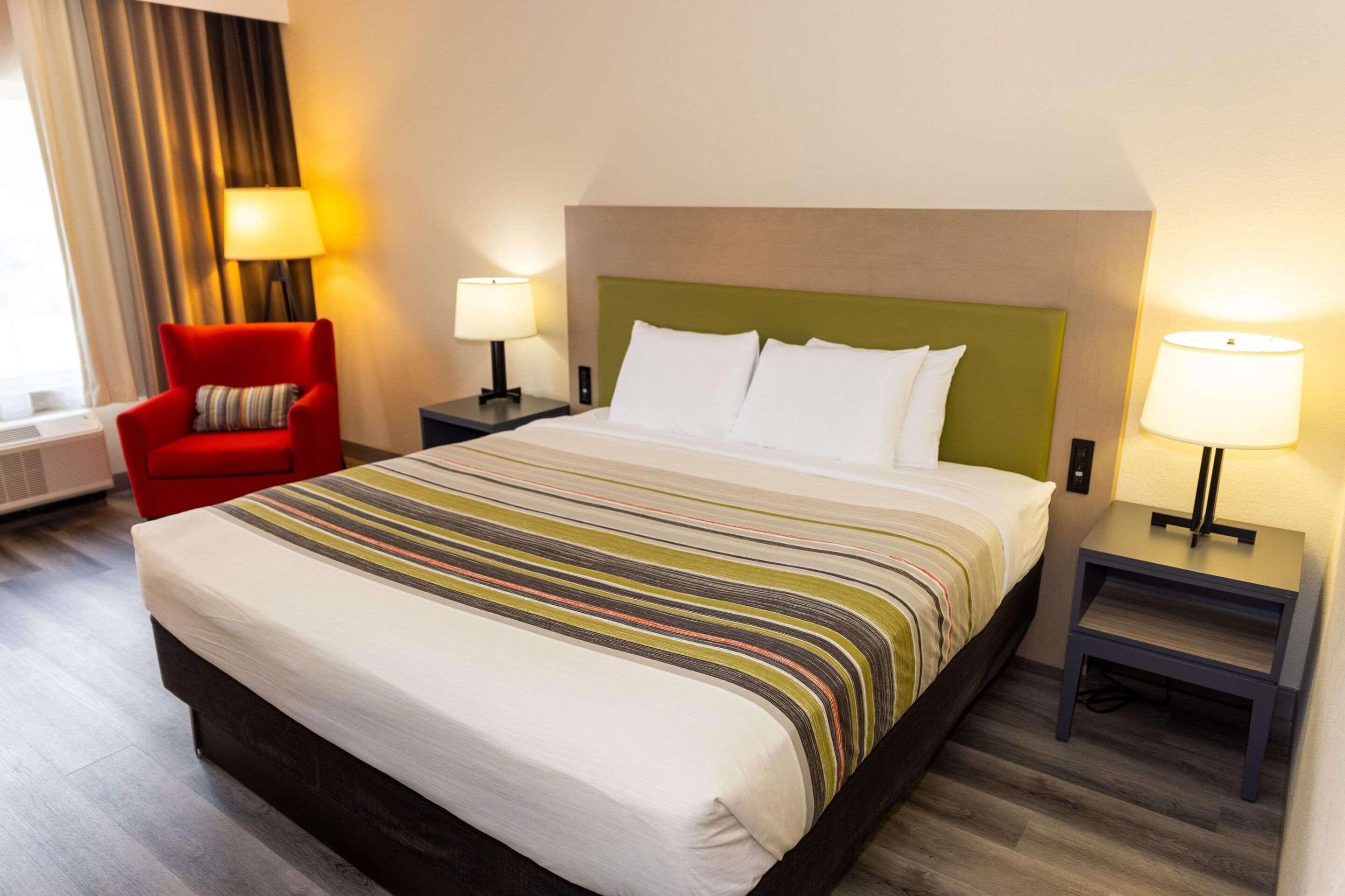 premium bedding, down duvets, in-room safe, desk