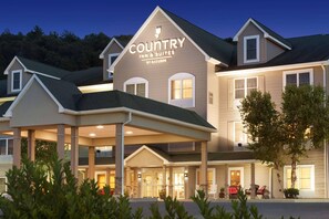 A Country Inn & Suites with a covered entrance, multiple windows, and a landscaped front yard. - Country Inn & Suites by Radisson, Lehighton (Jim Thorpe), PA (Lehighton)