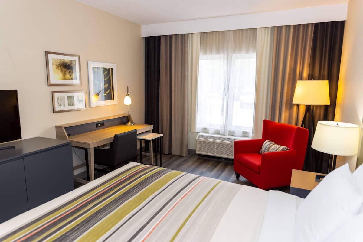 Premium bedding, down comforters, in-room safe, desk