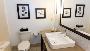 Combined shower/bathtub, hair dryer, towels