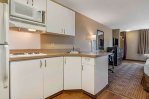 Fridge, microwave, stovetop, coffee/tea maker - Extended Stay America Suites Sacramento West Sacramento (West Sacramento)