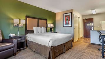 Escritorio, tabla de planchar con plancha, wifi gratis y ropa de cama