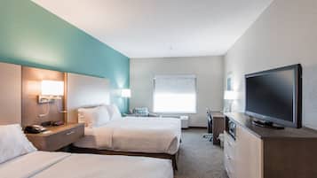 Escritorio, cortinas opacas, tabla de planchar con plancha