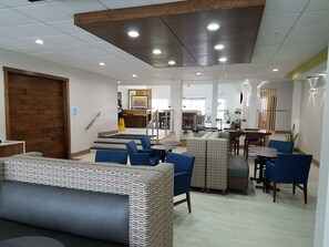 Free daily buffet breakfast  - Holiday Inn Express & Suites Everett by IHG (Everett)