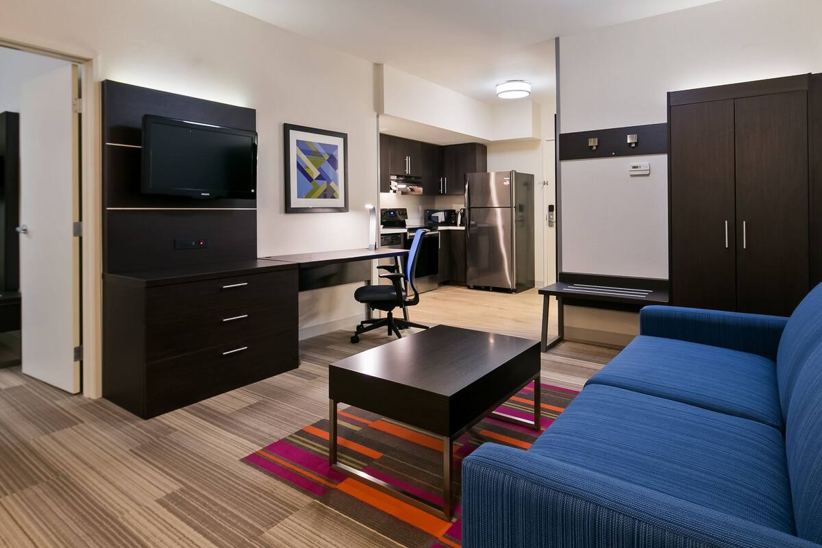 suite, 1 bedroom, kitchen (living) | private kitchen | fridge, microwave, coffee/tea maker, high chair