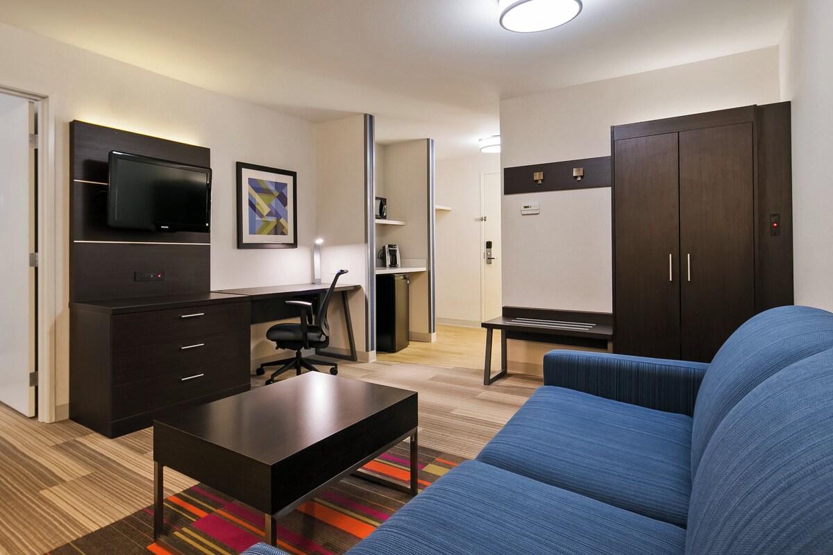 In-room safe, desk, laptop workspace, iron/ironing board