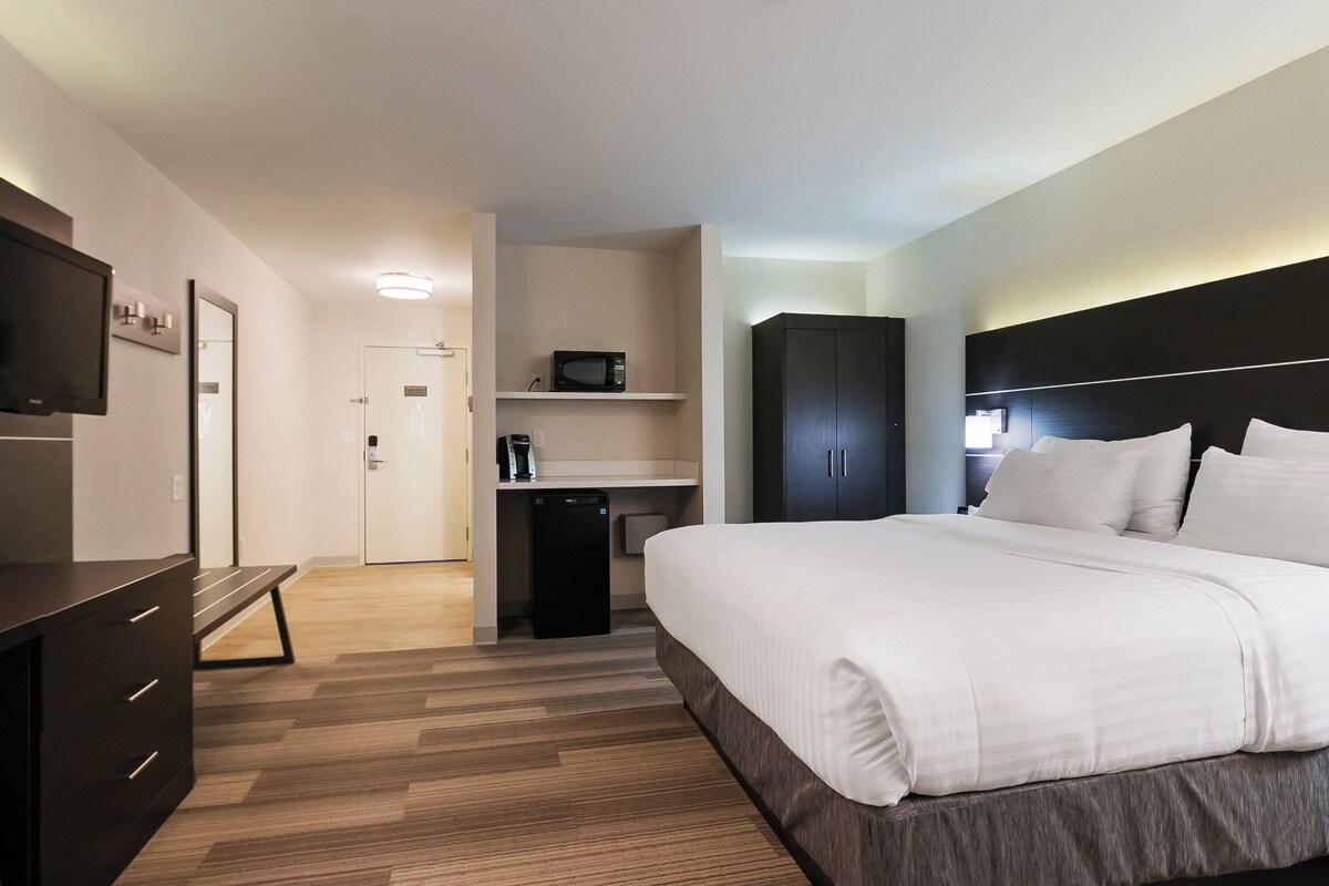 In-room safe, desk, laptop workspace, iron/ironing board