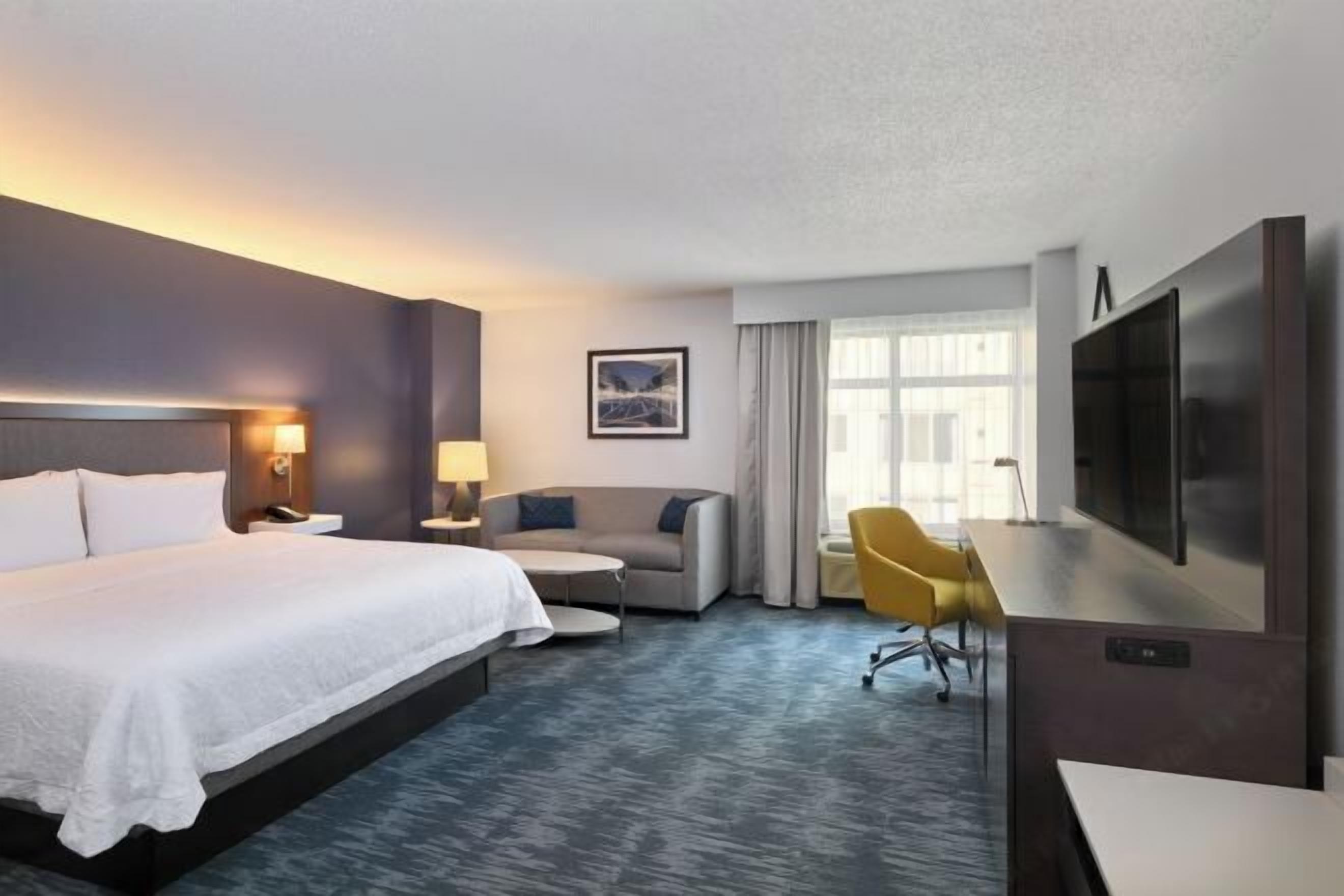 Roupas de cama premium, cofres nos quartos, cortinas blackout