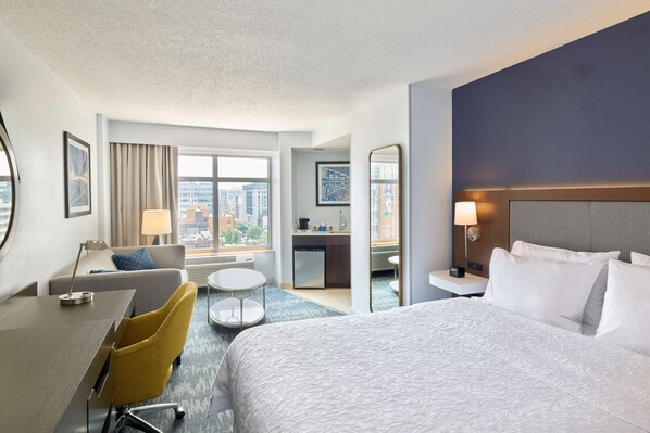 Sengetøy av topp kvalitet, safe på rommet og blendingsgardiner