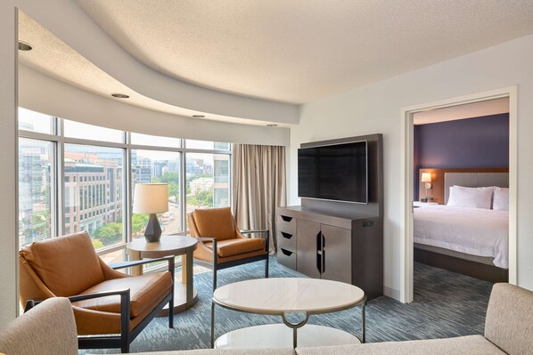 Suite, 1 King Bed, Non Smoking | Premium bedding, in-room safe, blackout drapes, iron/ironing board - Hampton Inn Washington-Downtown-Convention Center (Washington)